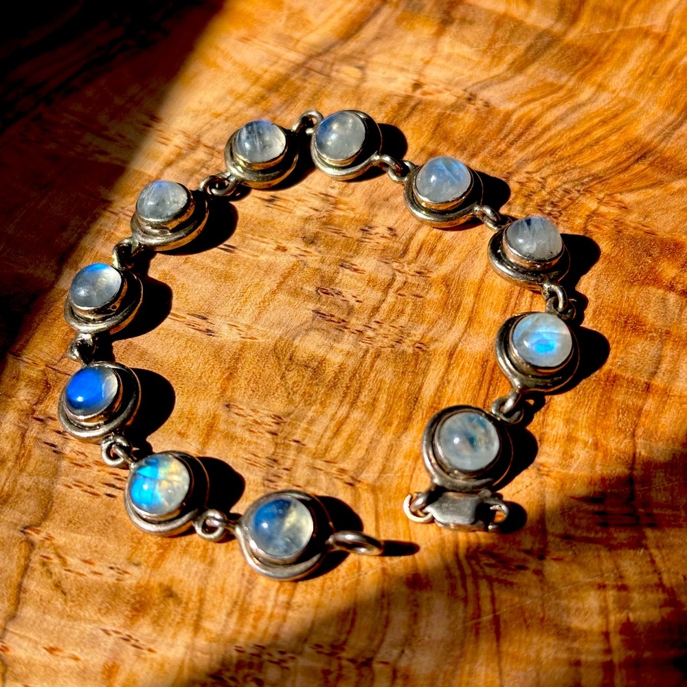 VINTAGE Moonstone Sterling Silver bracelet. 925 genuine stunning moonstone